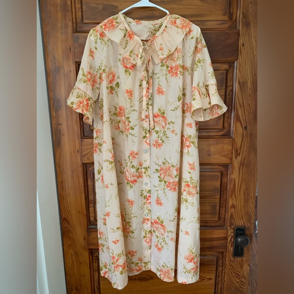 smart time Other - Vintage Smart time peachy house dress/robe